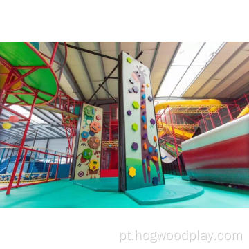 Playground interno com paredes de escalada interativas